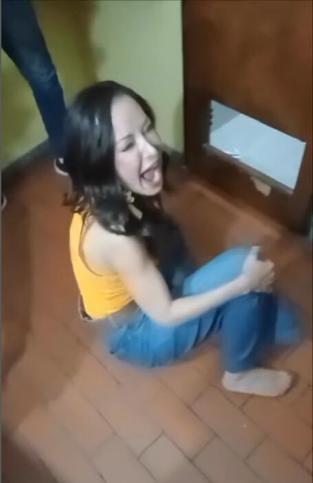 Gracias a la guía de sus compañeros, logró salir del baño.