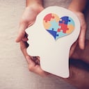 Rompecabezas corazón en el cerebro, concepto de salud mental, día mundial de concientización sobre el autismo