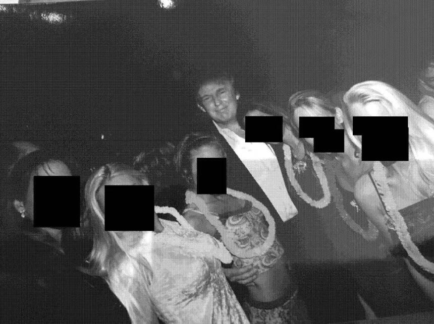 Donald Trump junto a cinco mujeres desconocidas en una fiesta de Jeffrey Epstein.