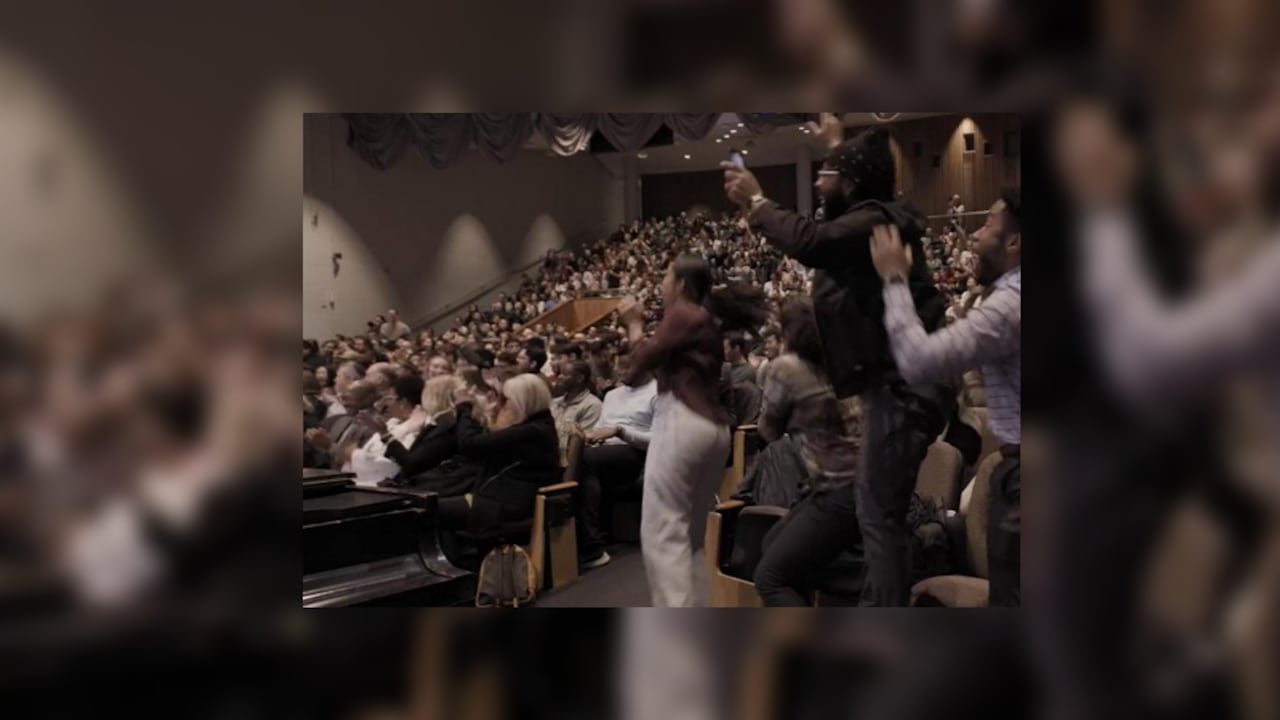Un clip del anuncio realizado en el campus por los responsables de la Albert Einstein, divulgado en las redes sociales, mostró el momento en que el auditorio de estudiantes reaccionaba con entusiasmo a la noticia, vitoreando, gritando y aplaudiendo.