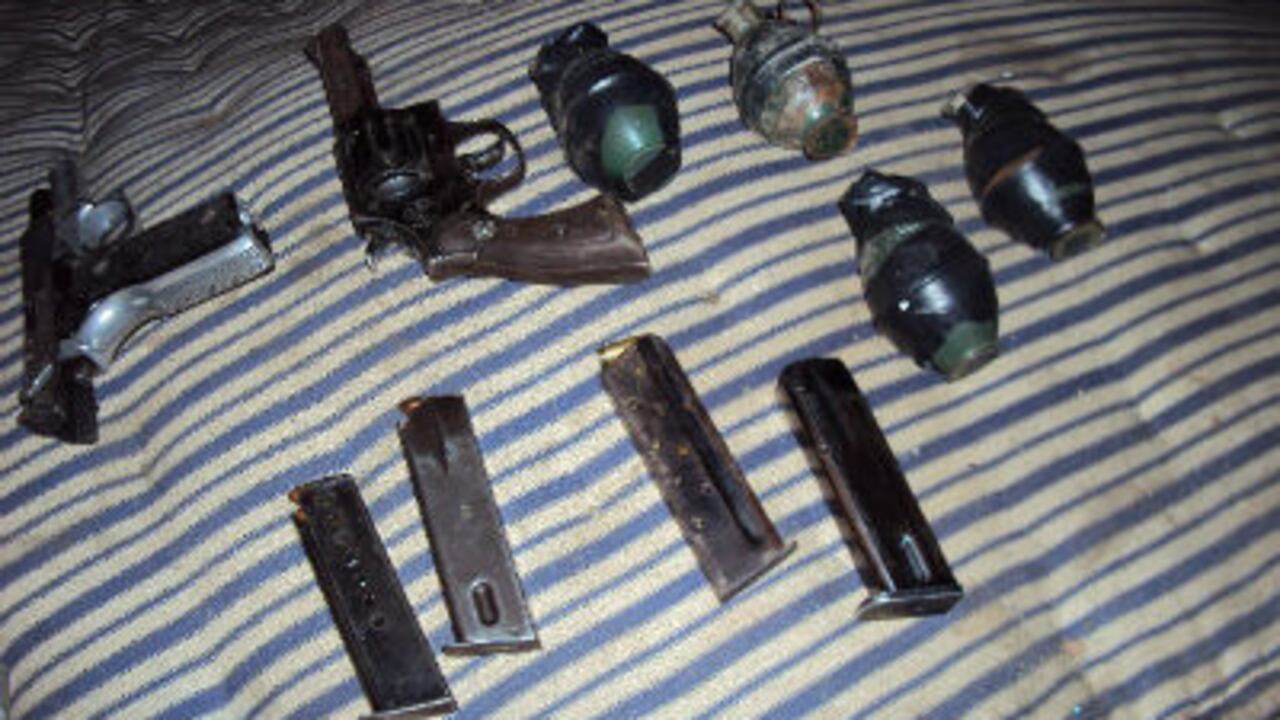 Cuatro granadas de fragmentación, un fusil AK-47 y una subametralladora, hacen parte del arsenal encontrado durante los registros de las autoridades.