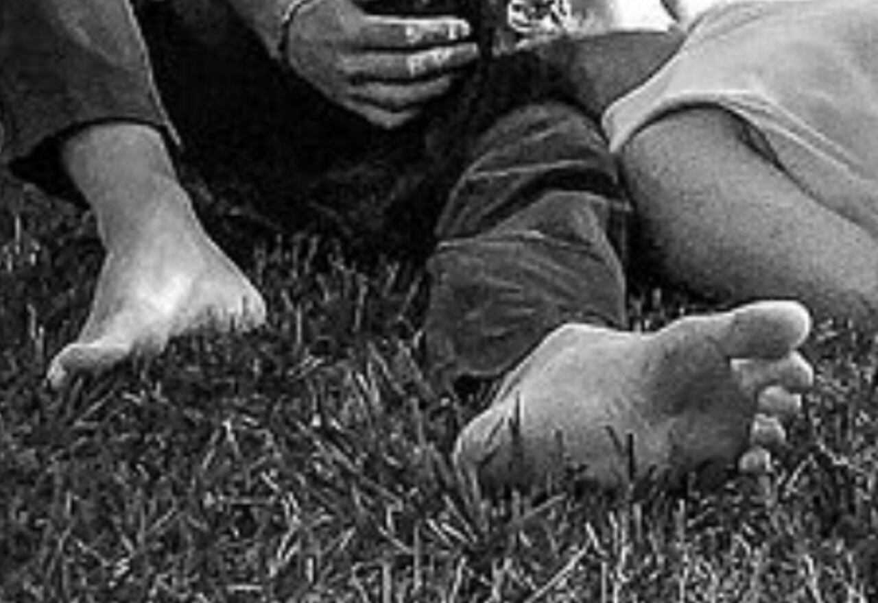 Los pies de Harry fueron calificados de "feos", "sucios" y una podóloga diagnosticó que tiene juanetes,