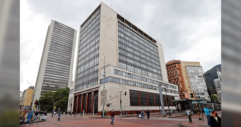 Para las calificadoras no es solo un tema fiscal. “Las tensas finanzas públicas de Colombia, junto con los crecientes desafíos de seguridad, nos han llevado a una evaluación más débil de la efectividad institucional”, dijo Standard & Poor’s al anunciar la reducción en la calificación.