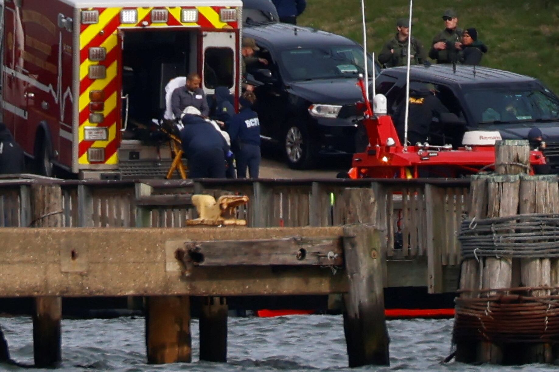 Un marinero herido del buque de carga Dali es cargado en una ambulancia, después de ser sacado del barco, tras el colapso del puente Francis Scott Key, en Baltimore, Maryland, EE.UU., el 26 de marzo de 2024.