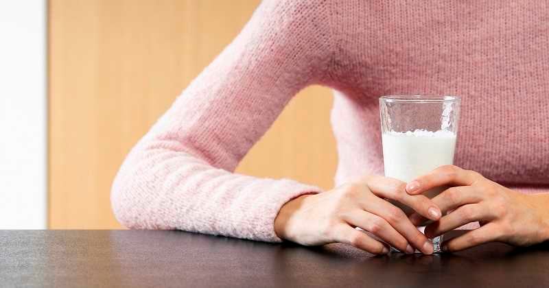 La leche descremada puede ser consumida por las personas que sufren de colesterol.