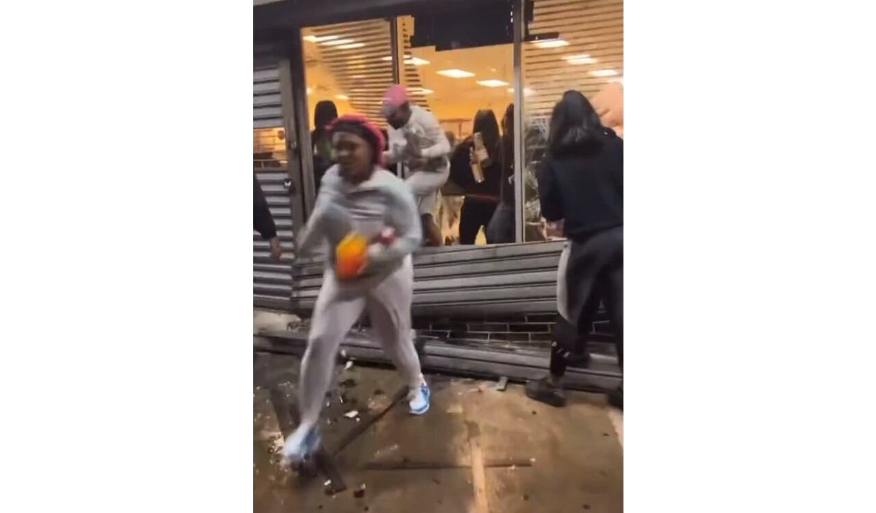 Sin ningún temor a ser capturados, las personas saquearon varias tiendas en Filadelfia en la noche del martes 26 de septiembre