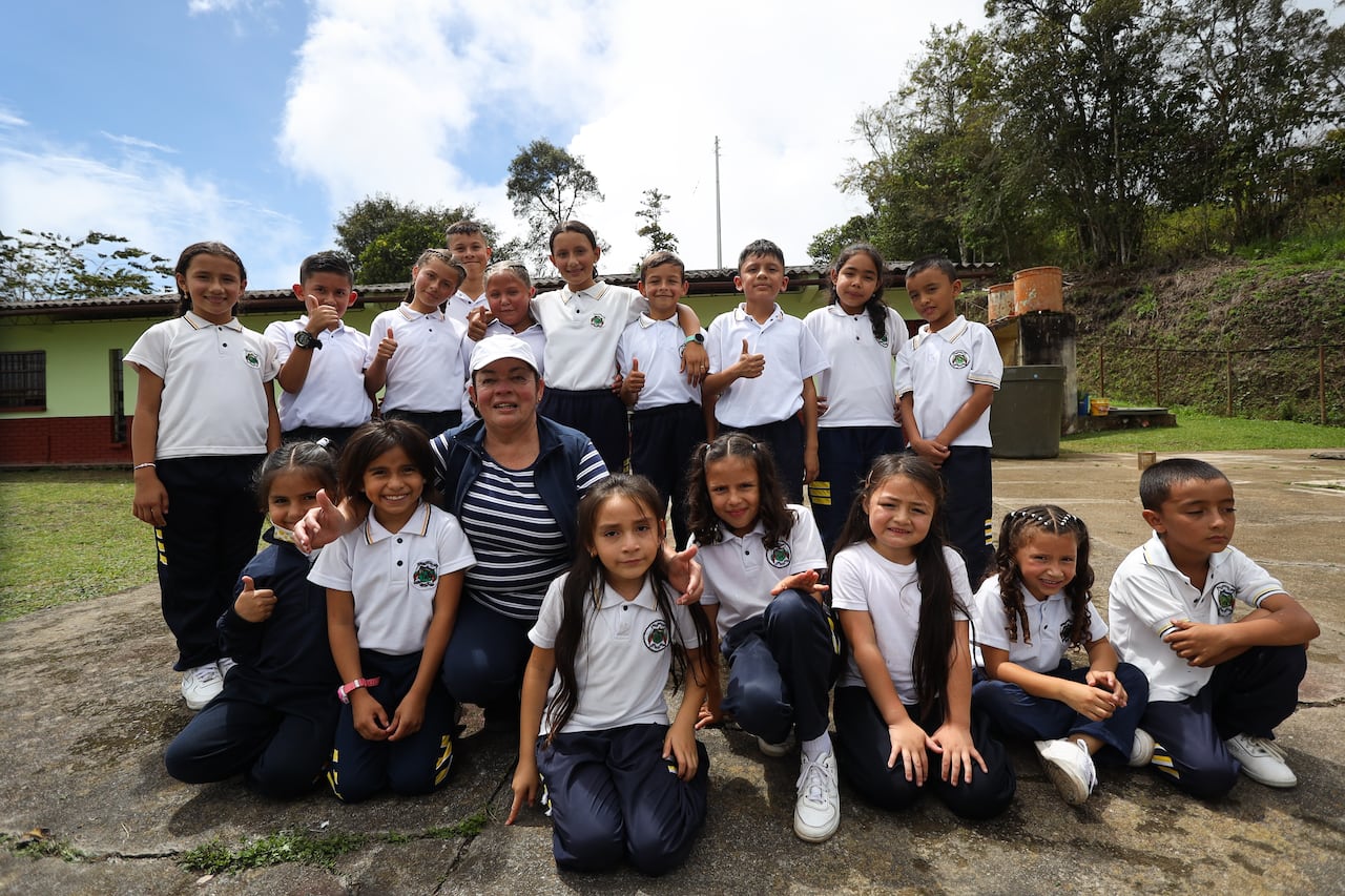 Berenice Castañeda junto a sus estudiantes en la Escuela Rural de Boca de Monte.