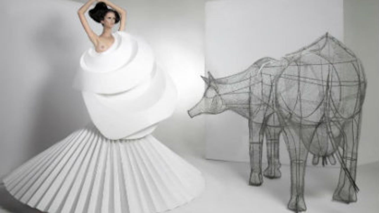 Durante todo el mes de octubre estará abierta al público la exposición de Luis Fernando llamada Existencia, sugestivo nombre que alude a historias de vida, y que está inspirada justamente en el origami, arte en el que es especialista su esposa Diana Gamboa.