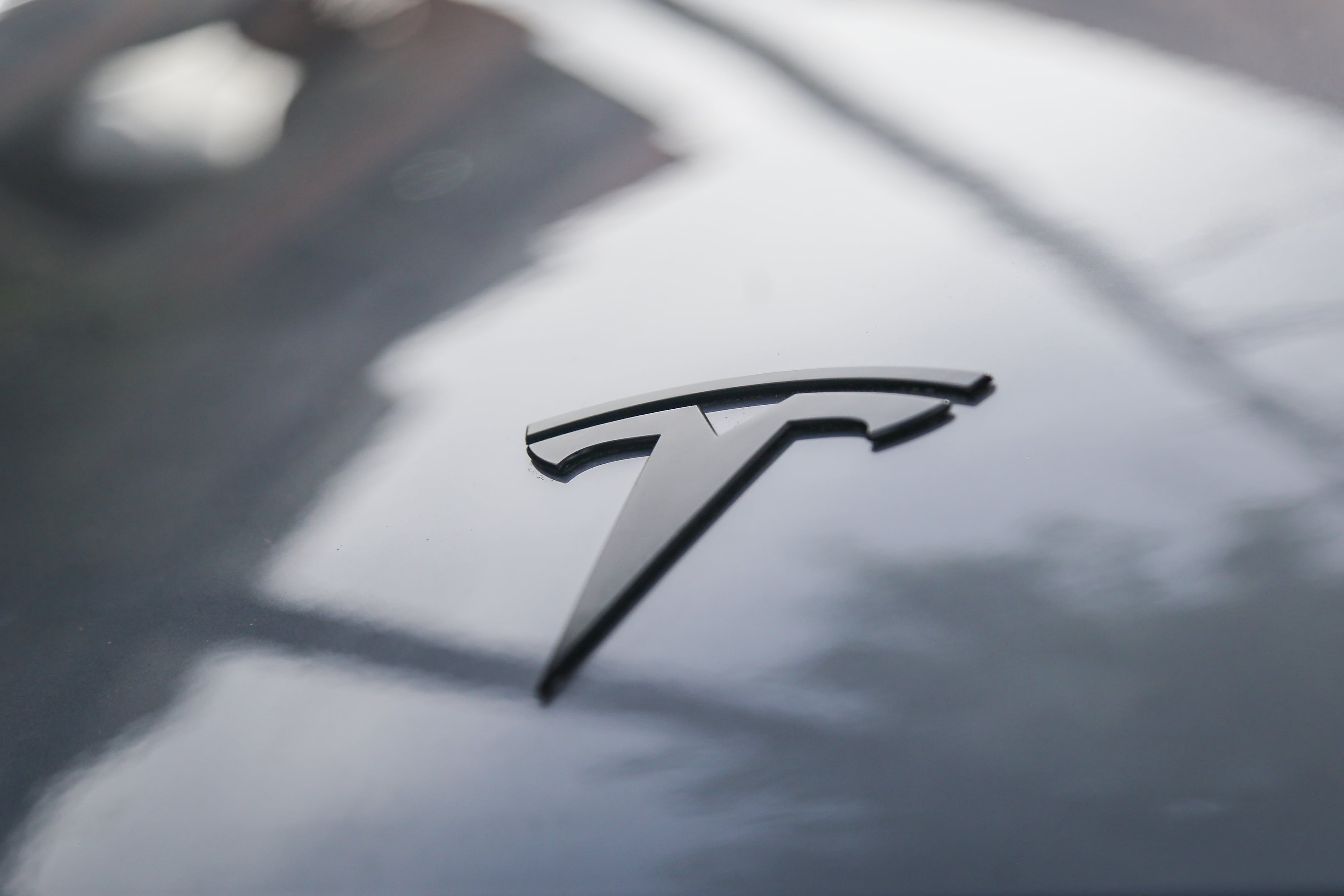 Logo de la marca de vehículos Tesla, que anunció su llegada a Colombia.