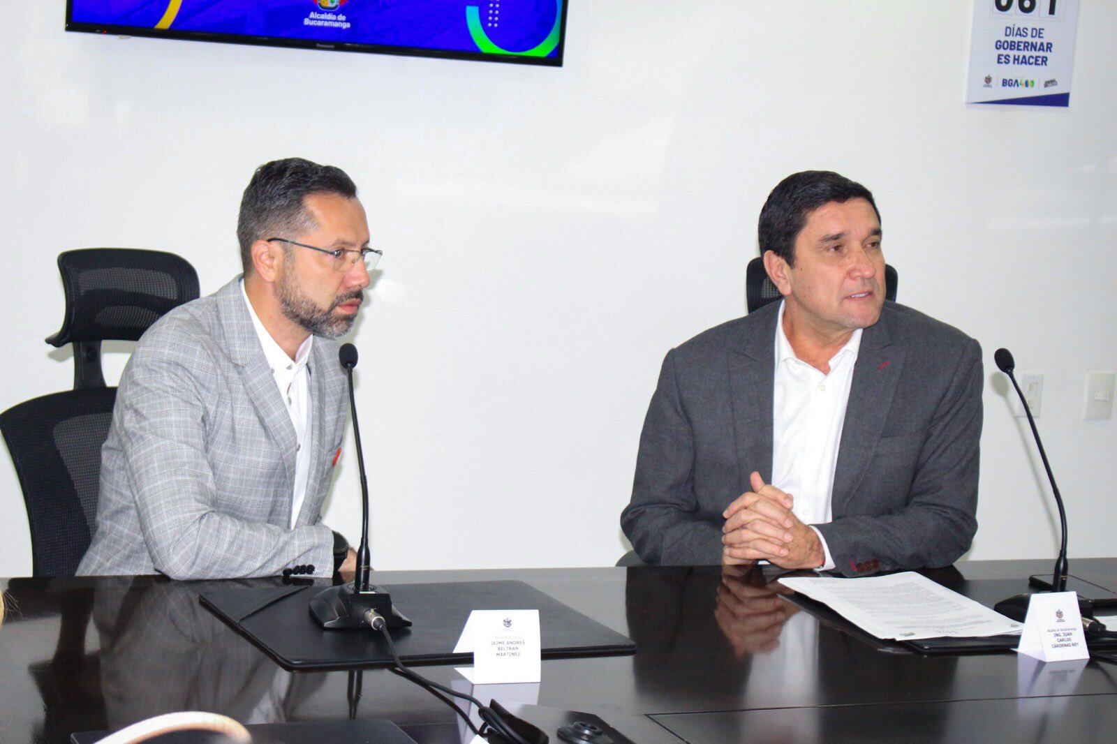 Jaime Andrés Beltrán, alcalde electo de Bucaramanga, durante empalme con Juan Cárdenas.