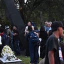 Honras Fúnebres Darío Gómez, familiares en el cementerio Campos de Paz