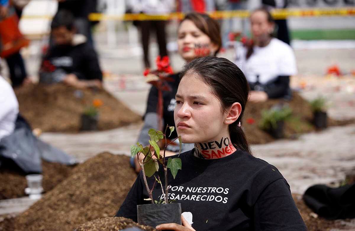 Cuerpos gramaticales. Performance del colectivo Agroarte para no olvidar los desaparecidos en Colombia.  Foto: León Darío Peláez / SEMANA 