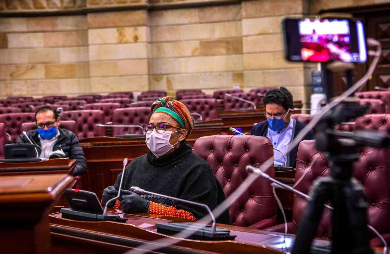 En la imagen aparecen Victoria Sandino, Iván Cepeda y Antonio Sanguino, durante la sesión semipresencial de la Comisión de Paz. Los otros integrantes participaron a través de Zoom. Foto: Juan Carlos Sierra / SEMANA