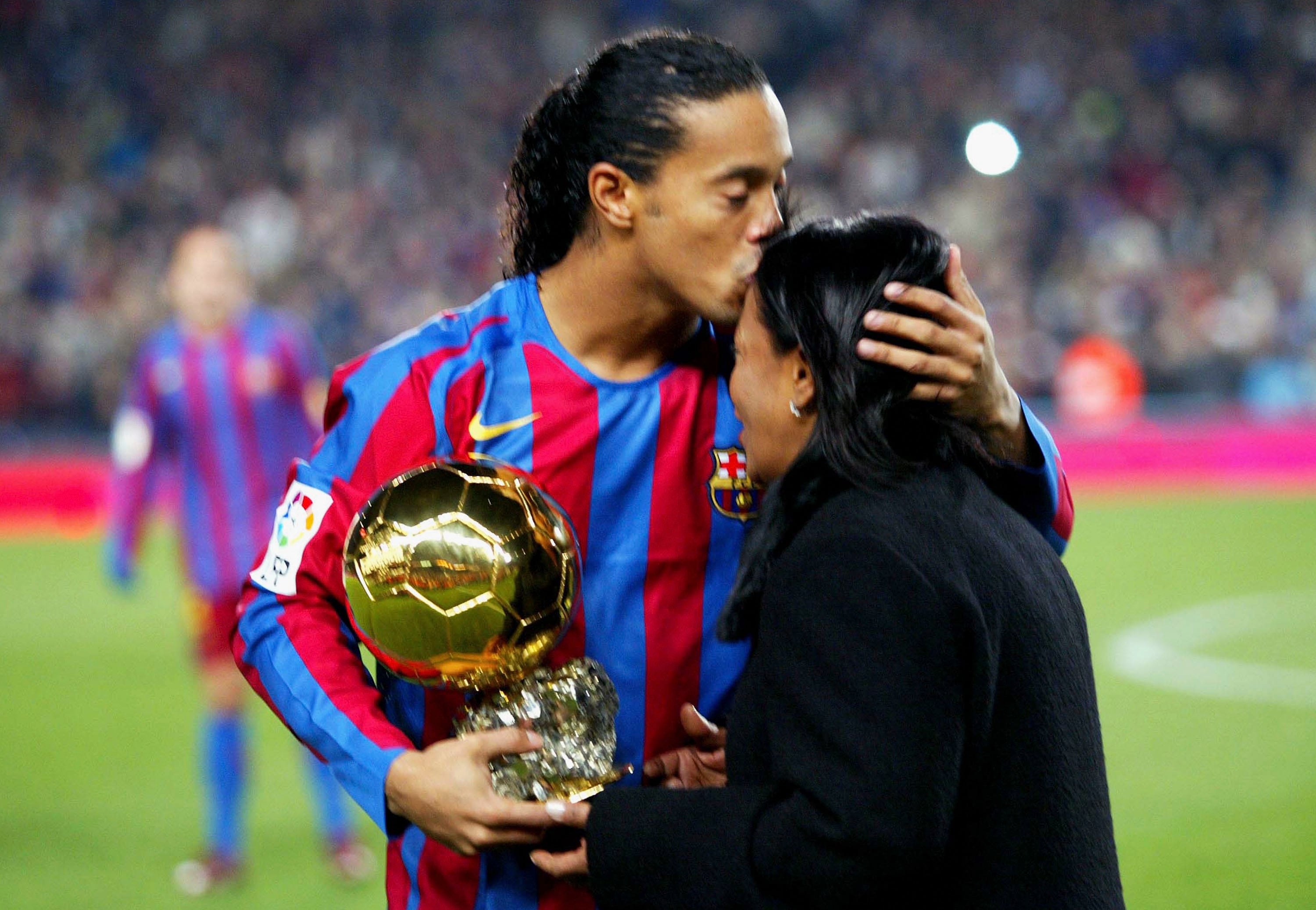 Ronaldinho besa a su madre mientras carga el Balón de Oro ganado en 2005