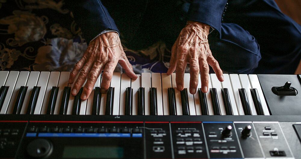 Su historia con la música comenzó cuando solo tenía 8 años y castigaba ya con sus manos pequeñas la batería de la orquesta de su padre, Manuel Martínez Polit, en la Bogotá de los años cuarenta.