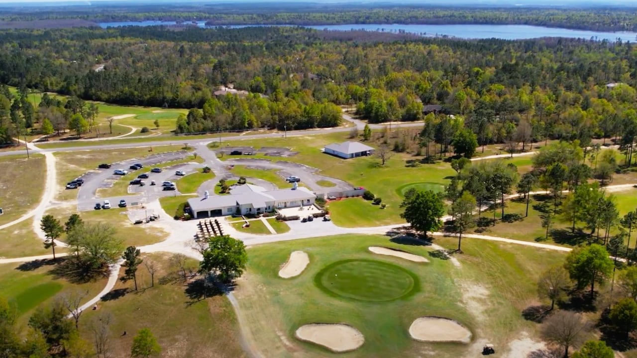 Los terrenos del Proyecto Sunny Hills son residenciales, planos y de superficies de 930 metros cuadrados aproximadamente.