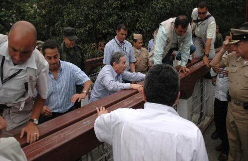 Pese a que los funcionarios encargados de la seguridad del presidente tenían planeado un esquema, Uribe lo rompió para llegar, ya tarde, al sitio donde estaban los indígenas. 