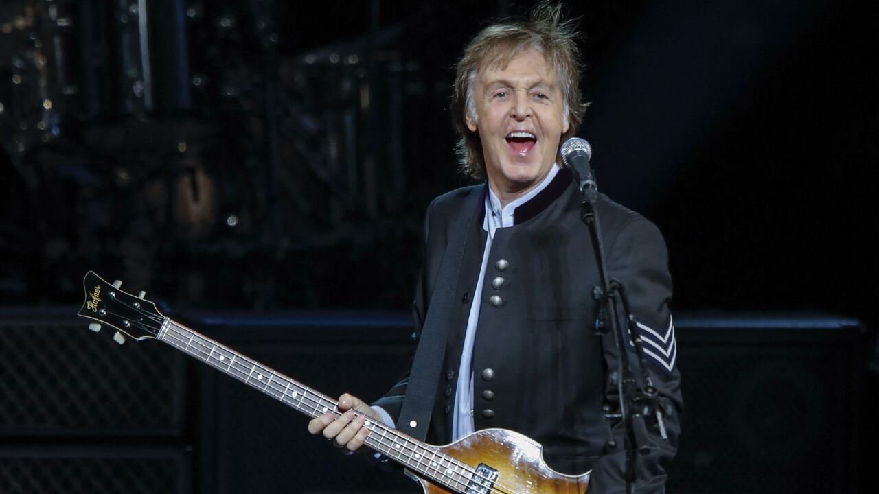 En esta foto de archivo tomada el 27 de julio de 2017, el músico británico Paul McCartney se presenta durante un concierto como parte de su gira One on One en el Hollywood Casino Amphitheatre en Tinley Park, Illinois (Foto de Kamil Krzaczynski / AFP).