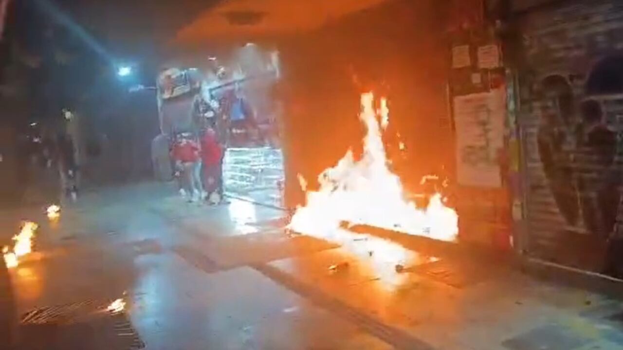 Grupo de feministas incendian cine para adultos en la carrera Séptima