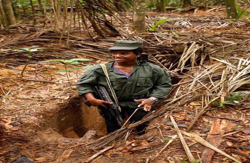 Xiomara Martínez  (29 años) sale de un túnel que sirve de refugio para leer o estudiar en las noches usando la linterna, ya que está prohibido encenderlas en el resto del campamento. Dice que las Farc fueron el refugio para su familia que fue perseguida por los paramilitares.