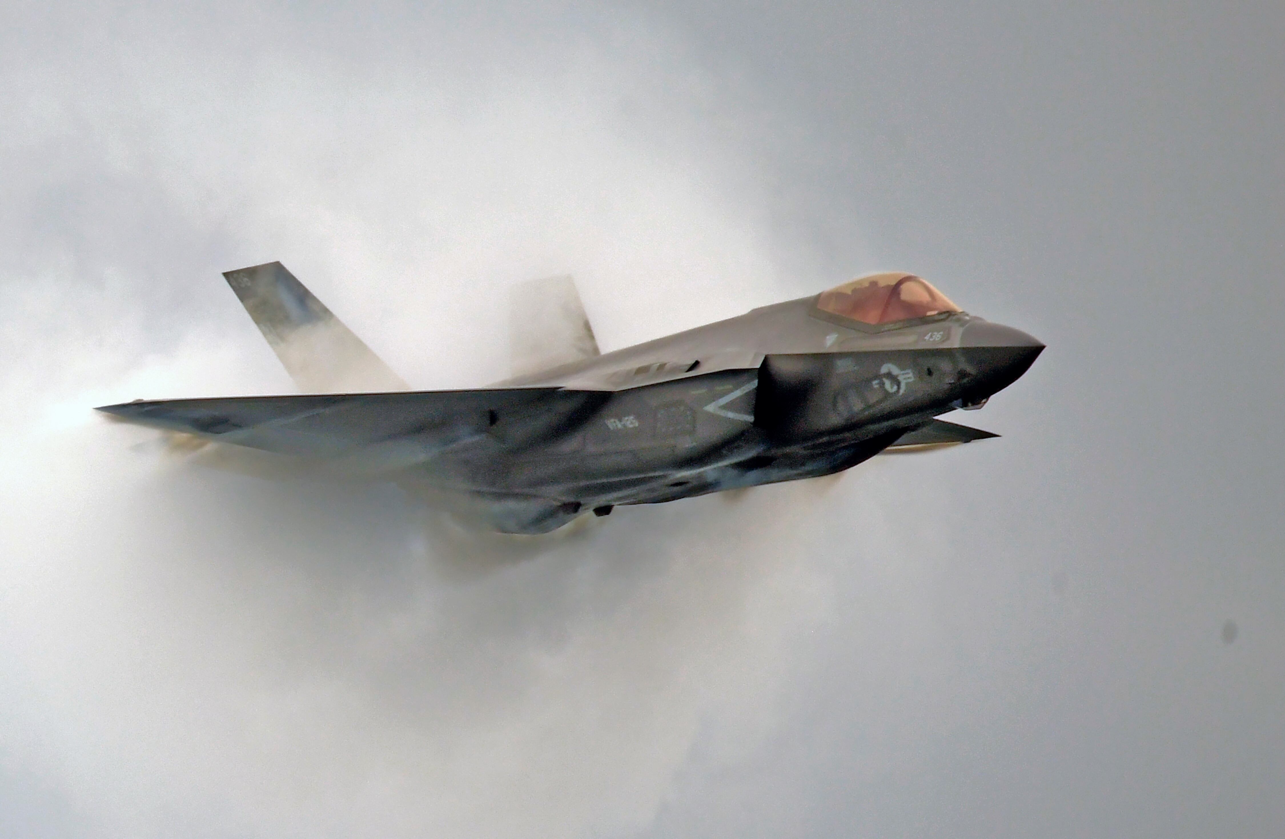 Un F-35C de la Armada de los Estados Unidos participa en el Pacific Air Show el 29 de septiembre de 2023 en HUNTINGTON BEACH, CA. (Foto de Nick Ut/Getty Images)