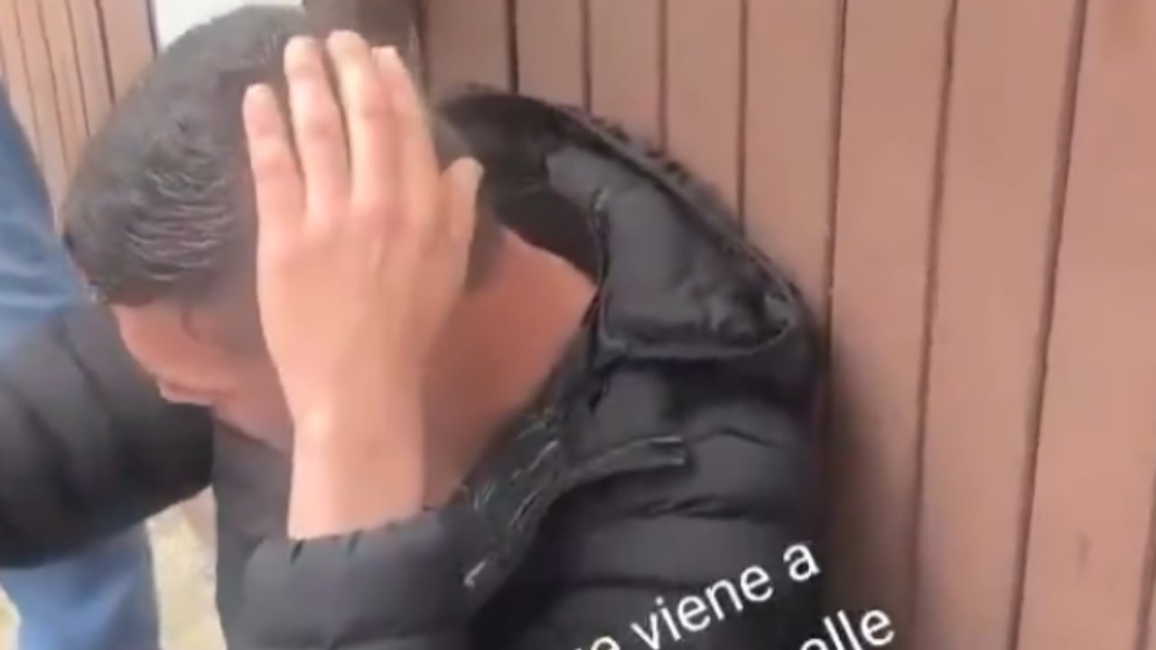 El sujeto permaneció tirado en el piso mientras que estaba rodeado de varias personas.