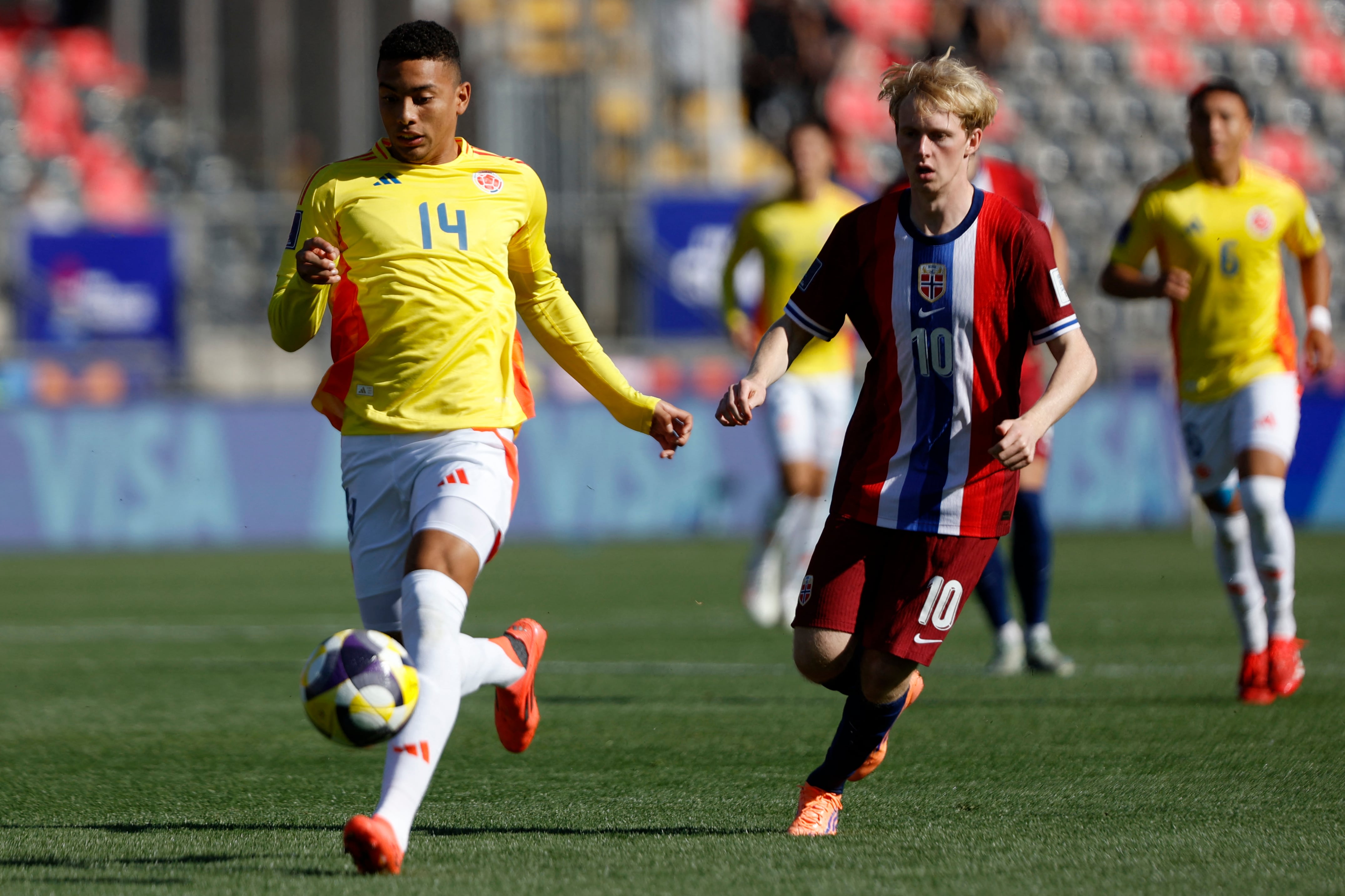 El mediocampista colombiano #14 Jordan Barrera y el mediocampista noruego #10 Sondre Granaas luchan por el balón durante el partido de fútbol de la Copa Mundial Sub-20 de la FIFA 2025 entre Colombia y Noruega en el Estadio Fiscal en Talca, Chile, el 2 de octubre de 2025. (Foto de Raul BRAVO / AFP)