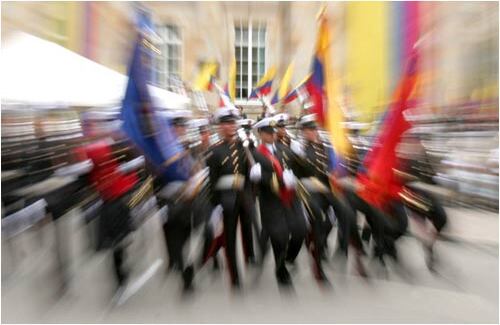 Frente al Congreso, los militares rinden honores al presidente de la República y el comando de las Fuerzas Militares.