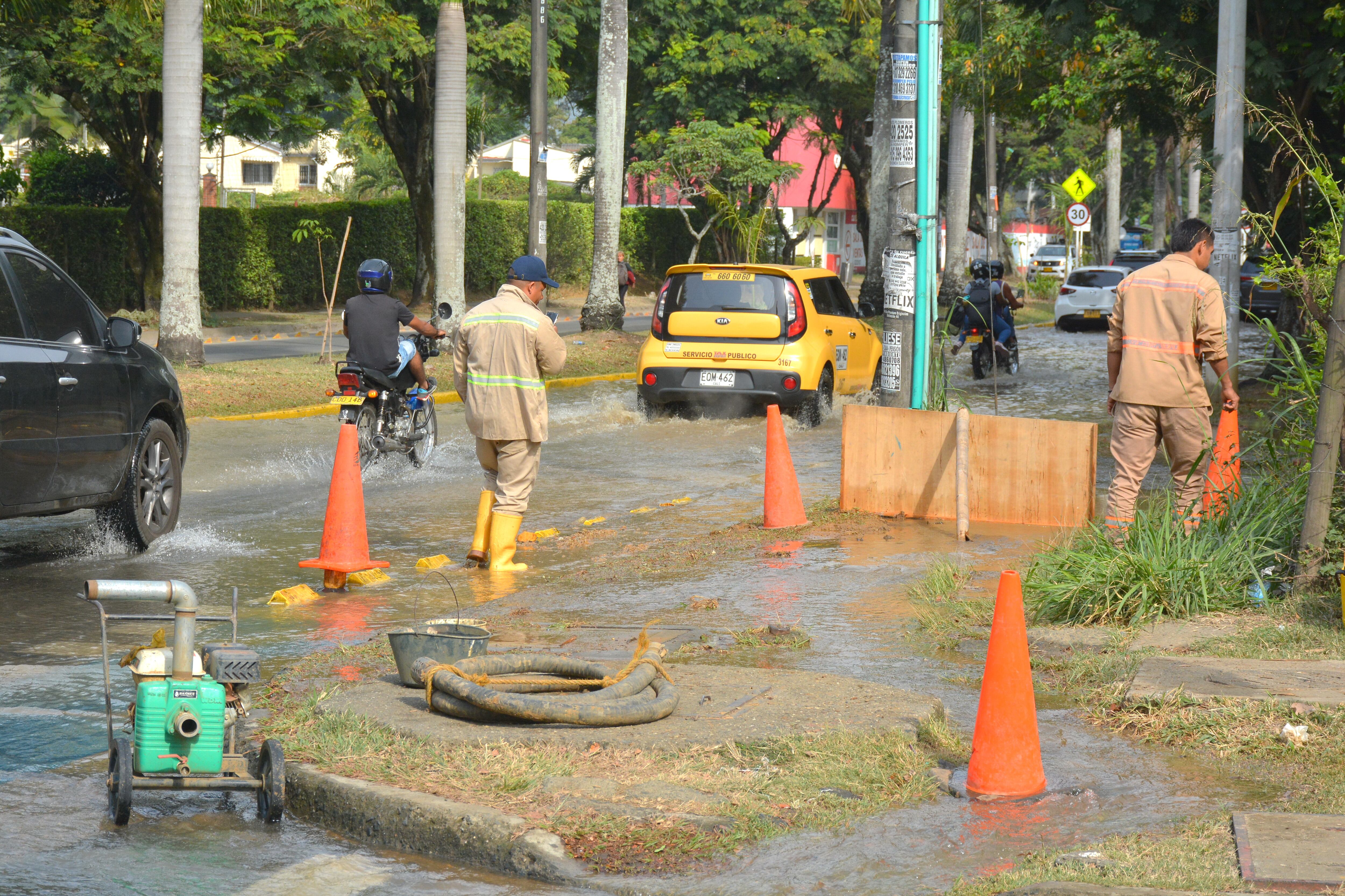 Un daño considerable se presenta desde la madrugada de hoy en la red matrix ubicada sobre la avenida Guadalupe con calle 14 C. La tubería de 6 pulgadas se reventó. El servicio de agua potable está suspendido. Personal de Emcali con maquinaria amarilla realiza los trabajos de reparación.