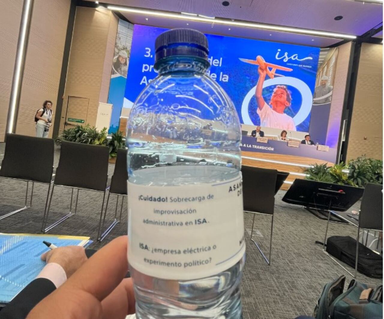 Mensajes que circulaban entre los asambleístas de ISA, durante la reunión ordinaria del 26 de marzo.