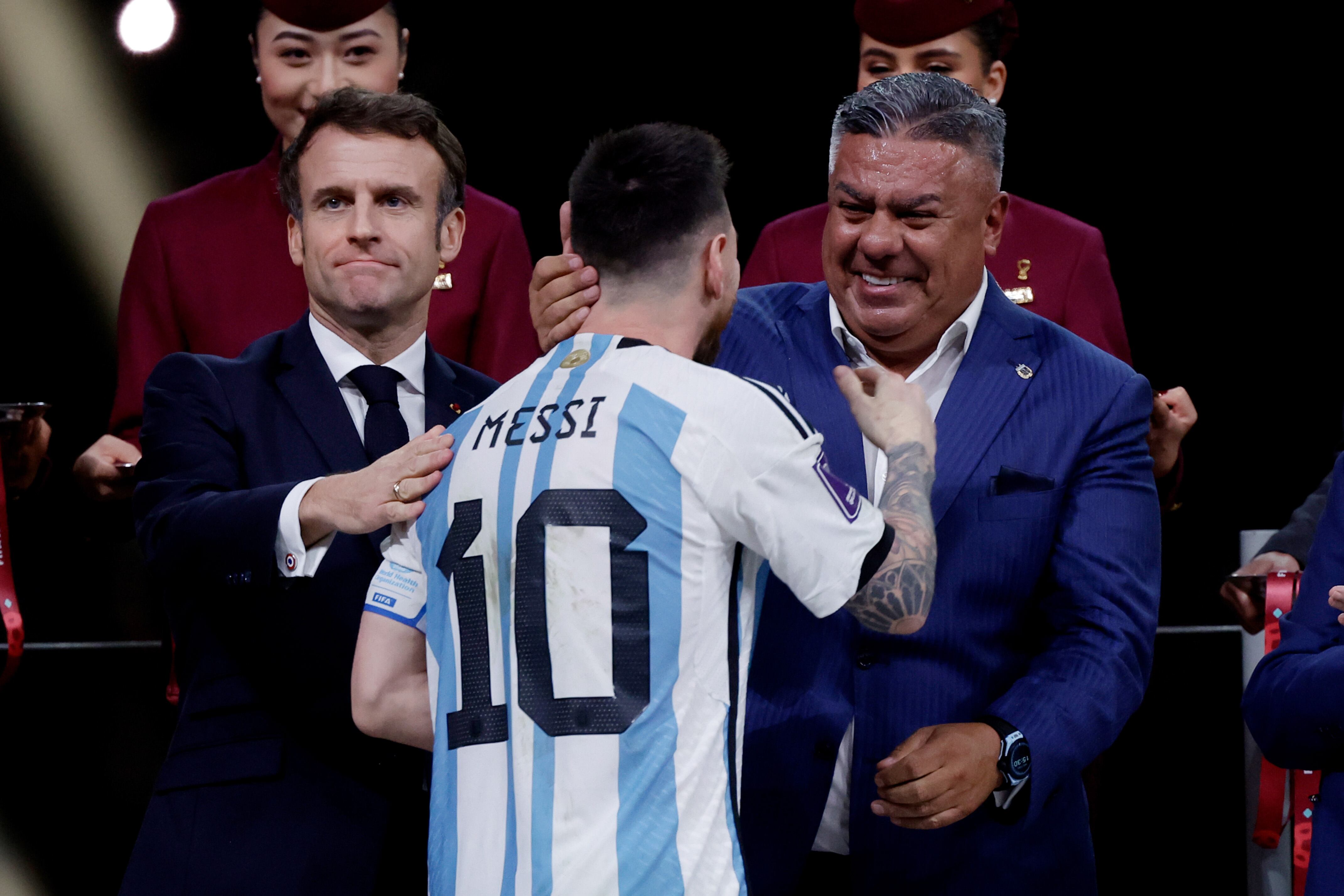 El presidente de Argentina, Emmanuel Macron; presidente de la AFA, Chiqui Tapia, y Lionel Messi en el Mundial Qatar 2022.