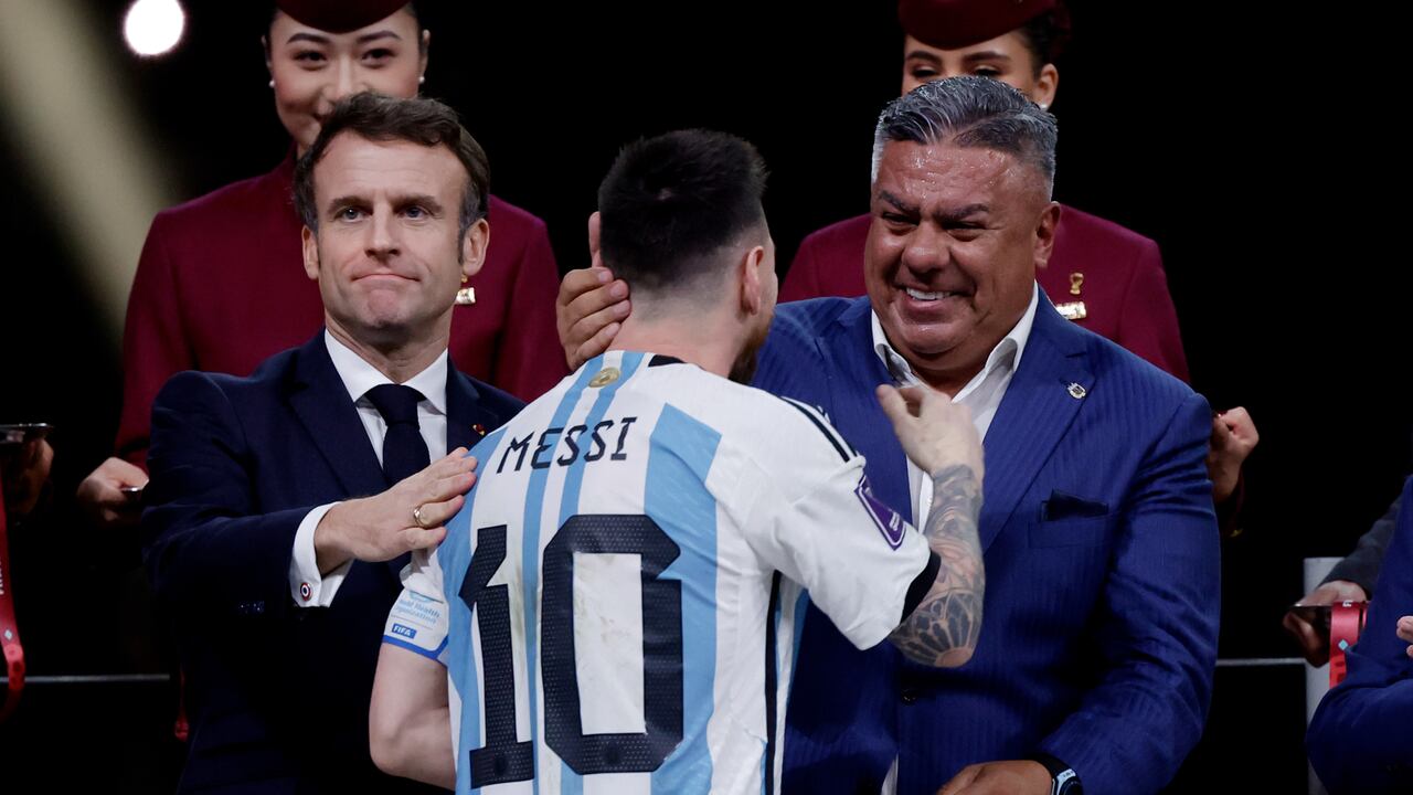 El presidente de Argentina, Emmanuel Macron; presidente de la AFA, Chiqui Tapia, y Lionel Messi en el Mundial Qatar 2022.