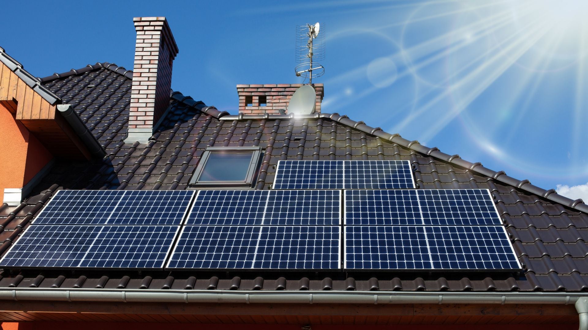 Cada vez más personas consideran instalar paneles solares en sus viviendas,