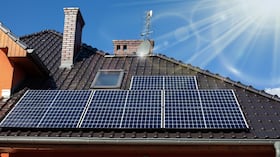 Cada vez más personas consideran instalar paneles solares en sus viviendas,