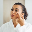 El cuidado de la piel no solo debe quedar en manos de productos cosméticos. Es clave llevar una vida equilibrada que incluya alimentación balanceada, hidratación, la práctica de mindfulness y visitas periódicas al dermatólogo.