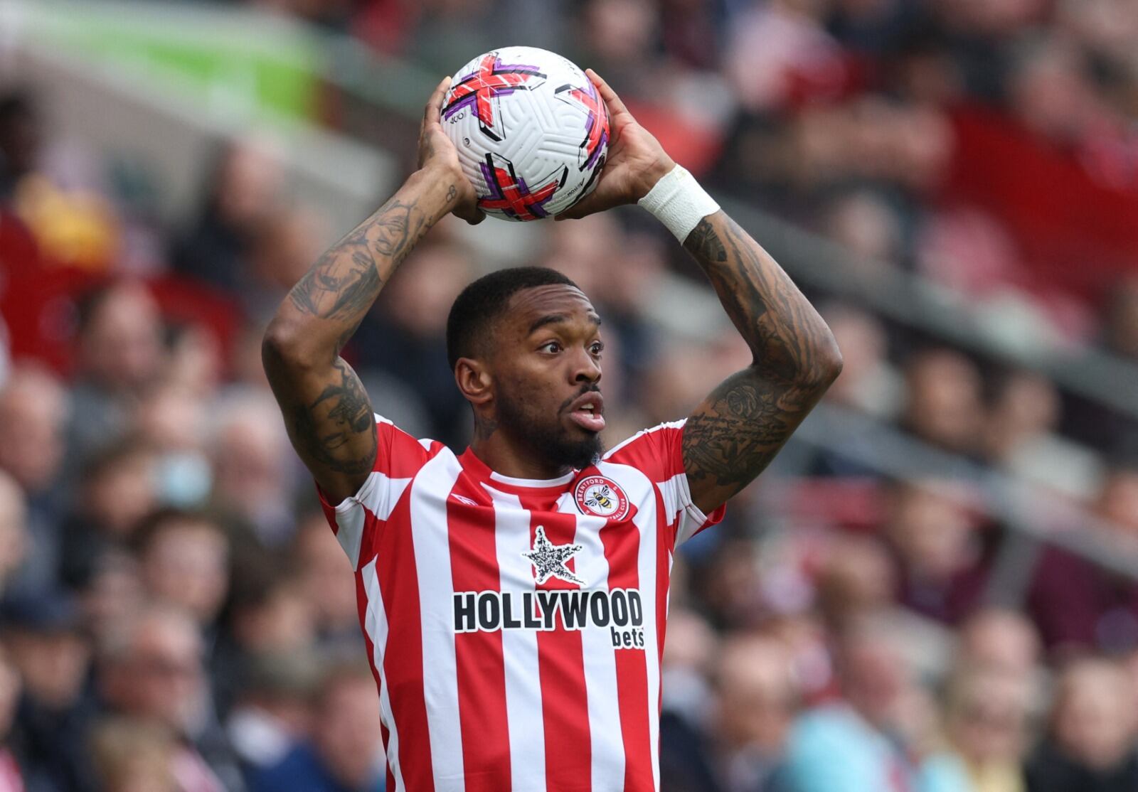 Ivan Toney  fue acusado en noviembre por la FA por 262 infracciones al reglamento que prohíbe a los futbolistas profesionales participar en apuestas.