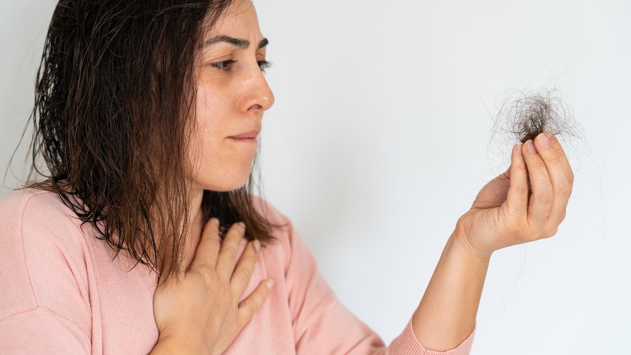 La pérdida de cabello puede ser causada por algunas enfermedades.