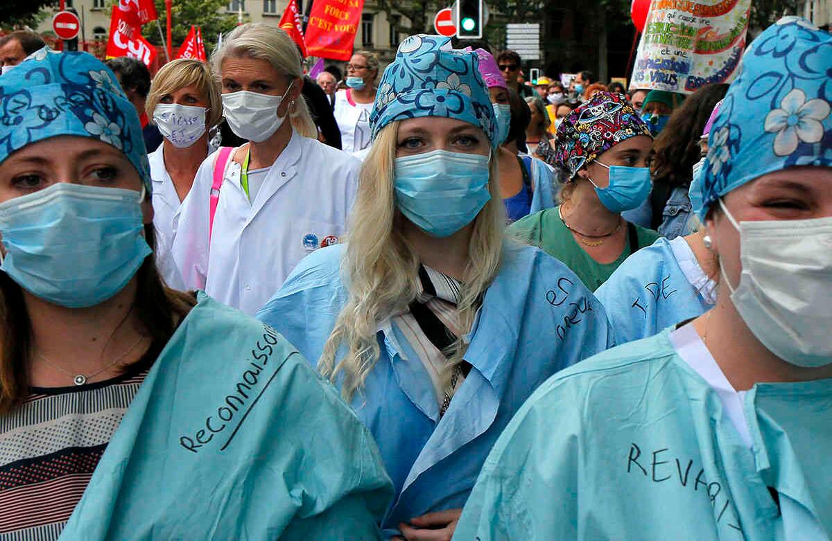Personal médico se manifiesta contra la política del gobierno, martes 16 de junio de 2020 en Lille, norte de Francia. Foto AP / Michel Spingler