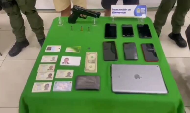 Celulares robados, documentos de identidad y otros elementos fueron incautados en medio del operativo.