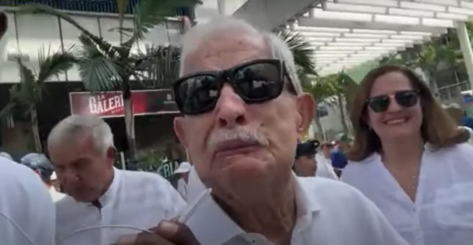 José Salvador Albornoz, un hombre de 101 años que salió a la Marcha del Silencio en Cali para pedir que se acabe la violencia en Colombia.
