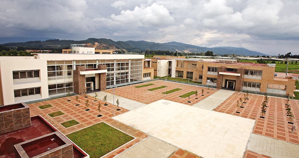 Mientras el rector otorgó, a través de resoluciones, incentivos a su hijo con recursos de la Universidad Militar, en otra ciudad es cuestionado por su responsabilidad en el pago de alimentos de otro hijo. 