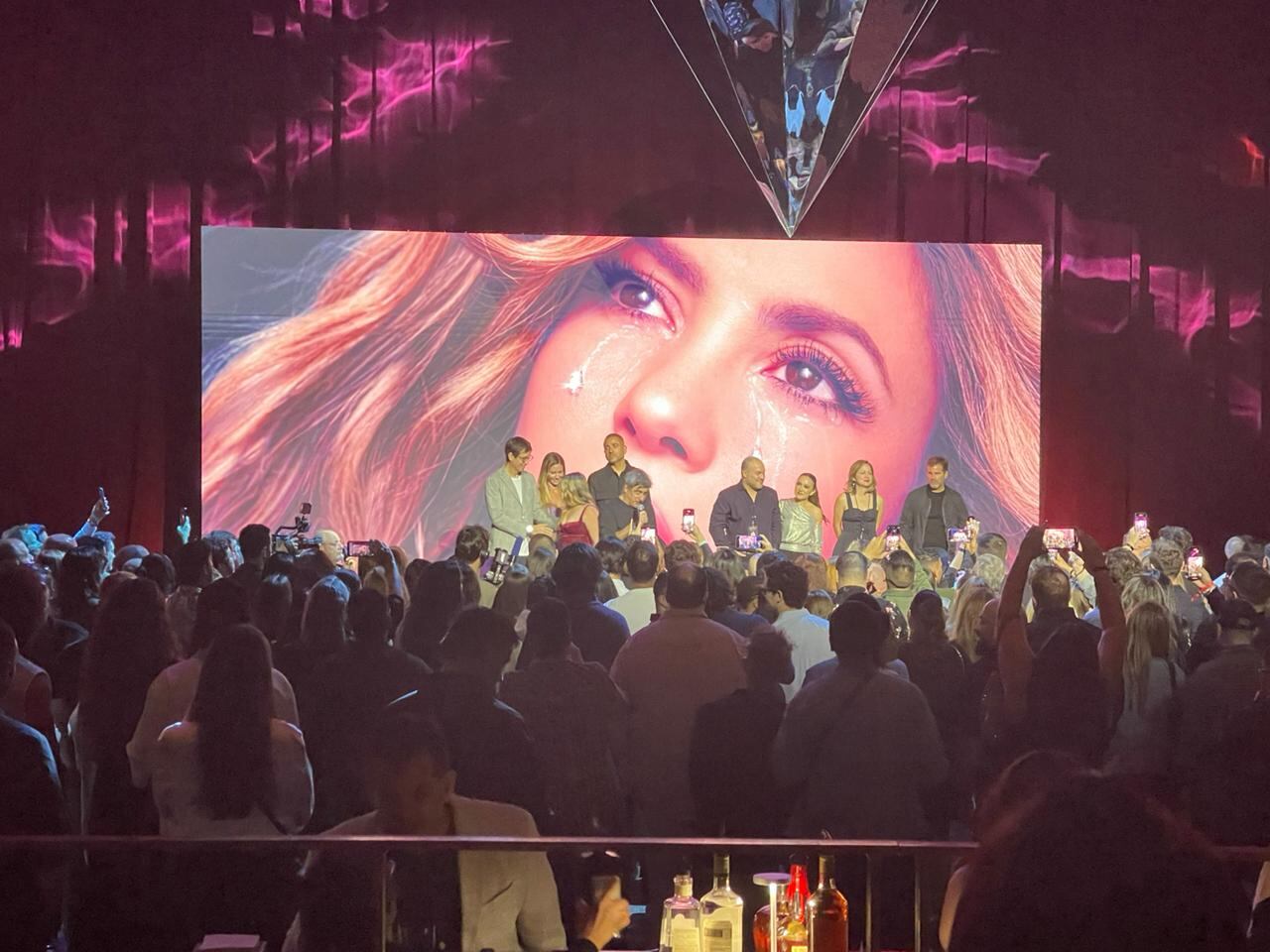 Shakira también mencionó que todo el desarrollo de este disco ha sido a través de “un diálogo y un vaivén. Creo que eso lo que lo hace más especial este álbum”.