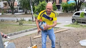 John Amaya, reconocido soldador de la ciudad de Cali, quien participó en la construcción del 'Monumento a la Resistencia'.