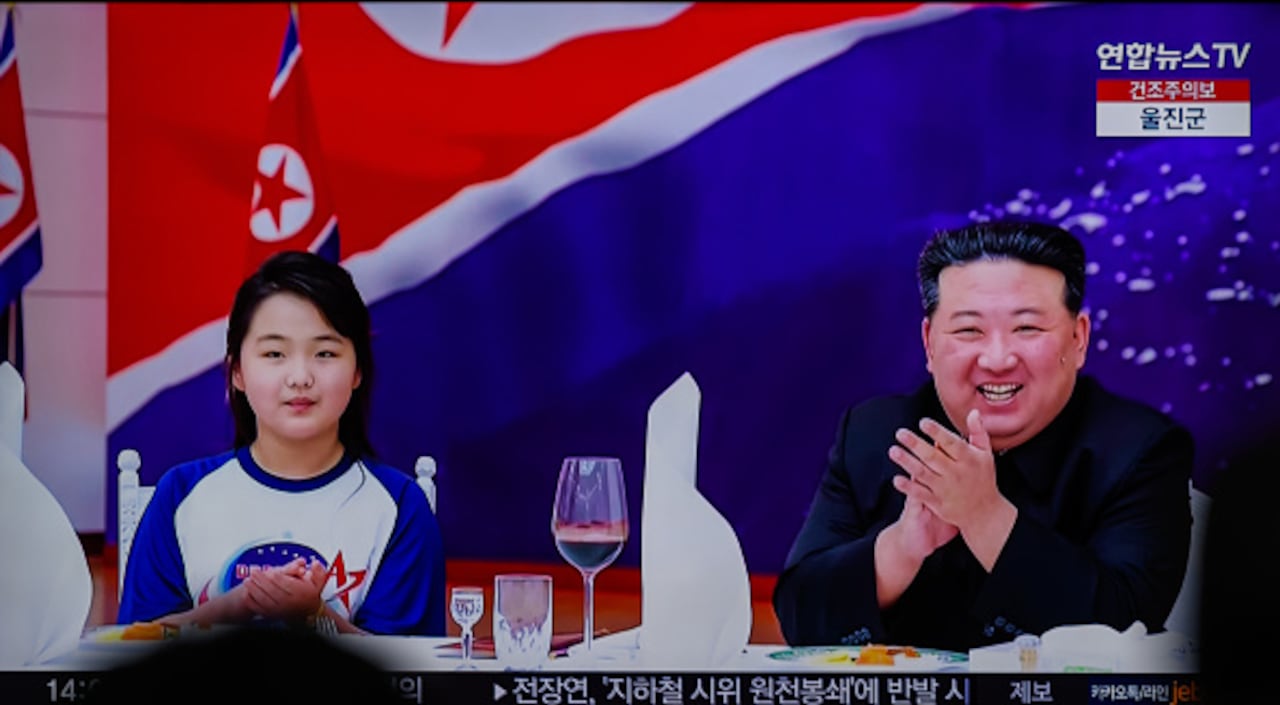 Kim Jong-un su hija. Aunque los medios oficiales norcoreanos no se han dirigido a la menor por su nombre, la inteligencia surcoreana sostiene que se llama Kim Ju Ae.