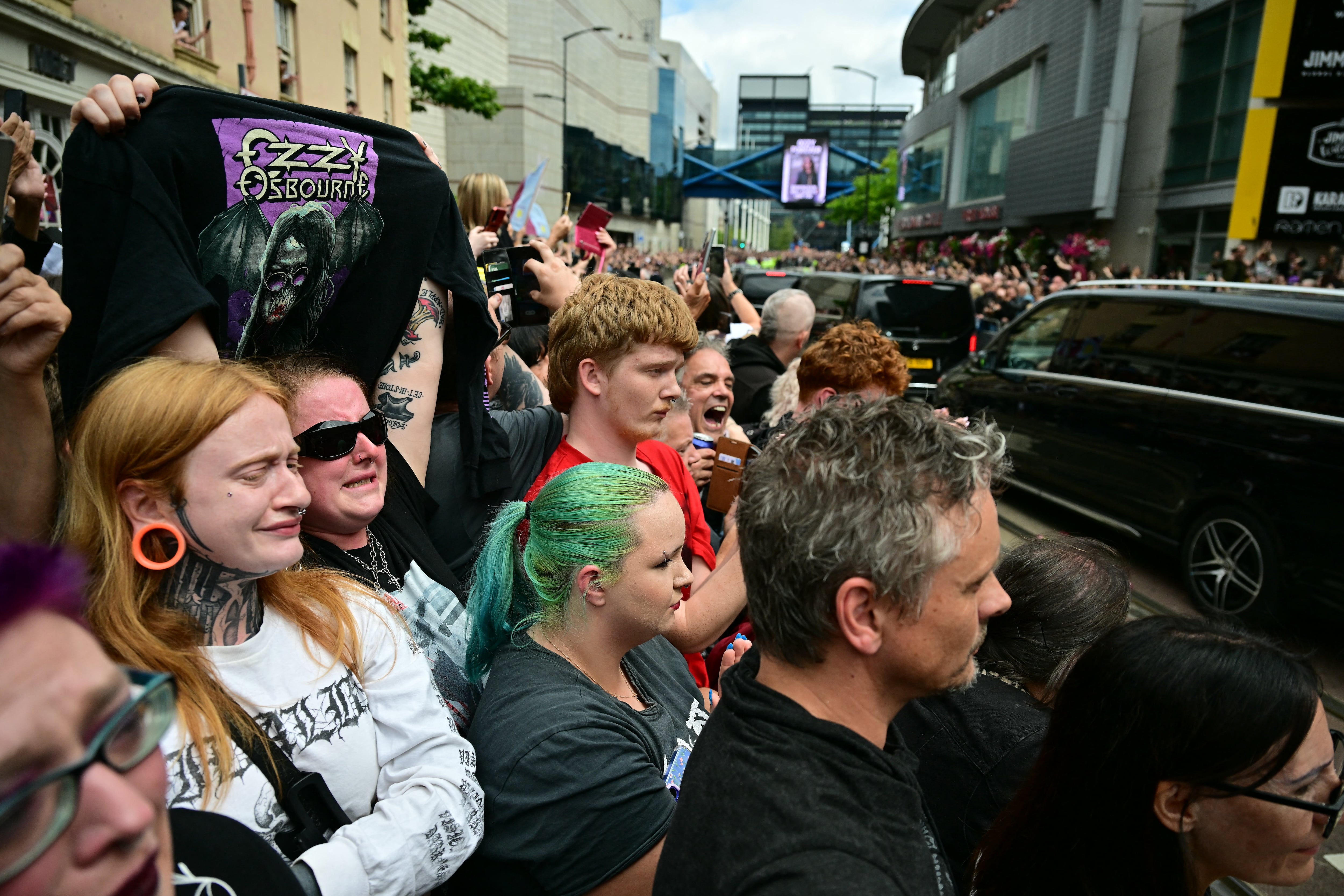 La procesión final de Ozzy Osbourne, en Birmingham, estuvo marcada por las lágrimas y los abrazos. Foto: Ben STANSALL / AFP.