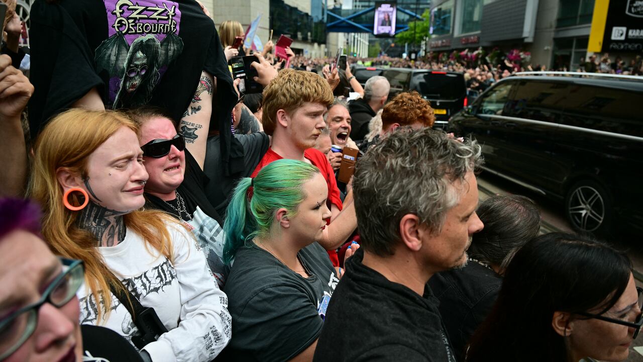La procesión final de Ozzy Osbourne, en Birmingham, estuvo marcada por muchos agradecimientos a su huella musical y personal.