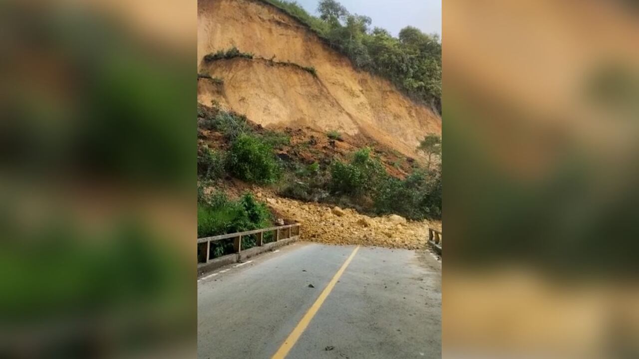 Así quedó la vía tras el deslizamiento.