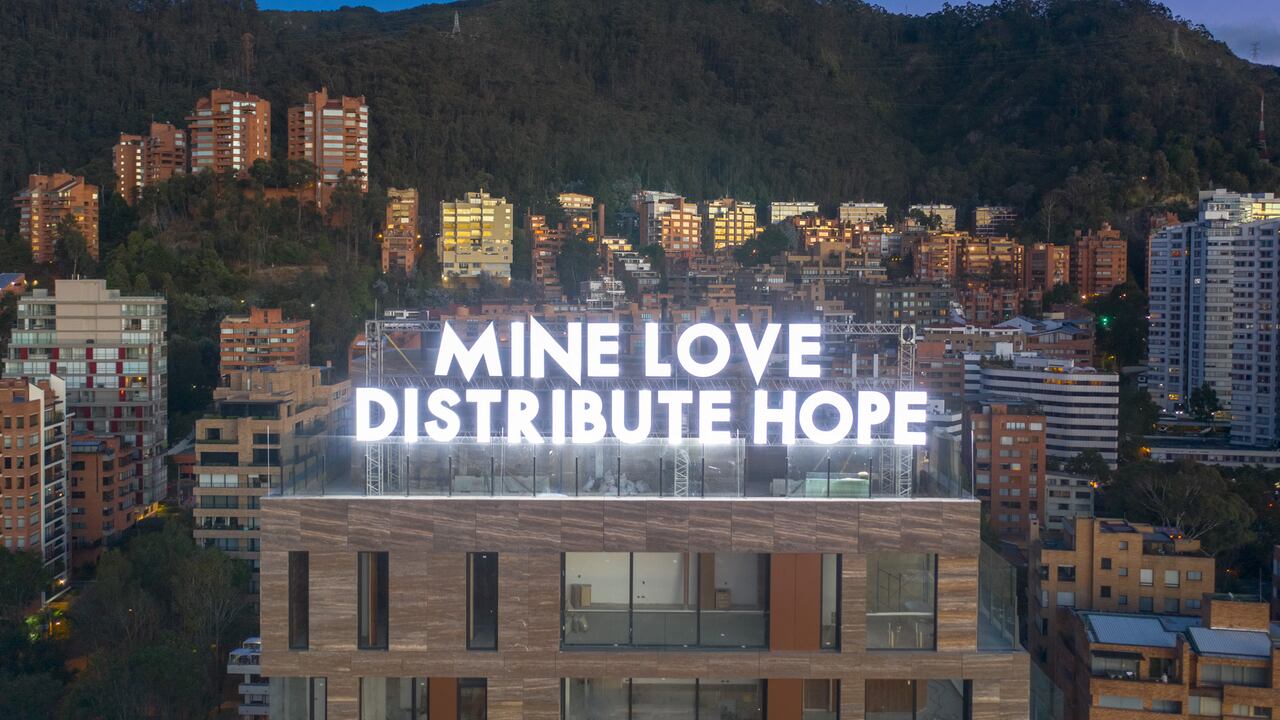 "Mine love distribute hope" de Robert Montgomery en Bogotá. Cortesía de Barcú y el British Council.