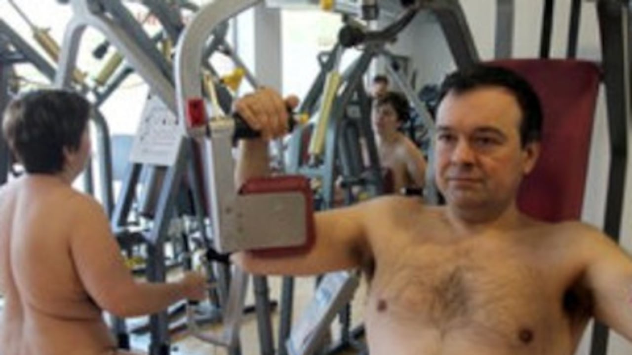 El establecimiento ofrece toda una gama de aparatos que pueden ser utilizados por nudistas.