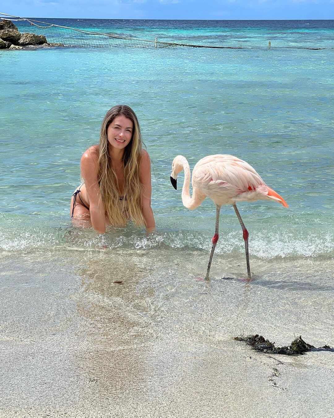 La presentadora no perdió la oportunidad para tomarse fotos con estas exóticas aves. Foto: Instagram @crisshurtado.